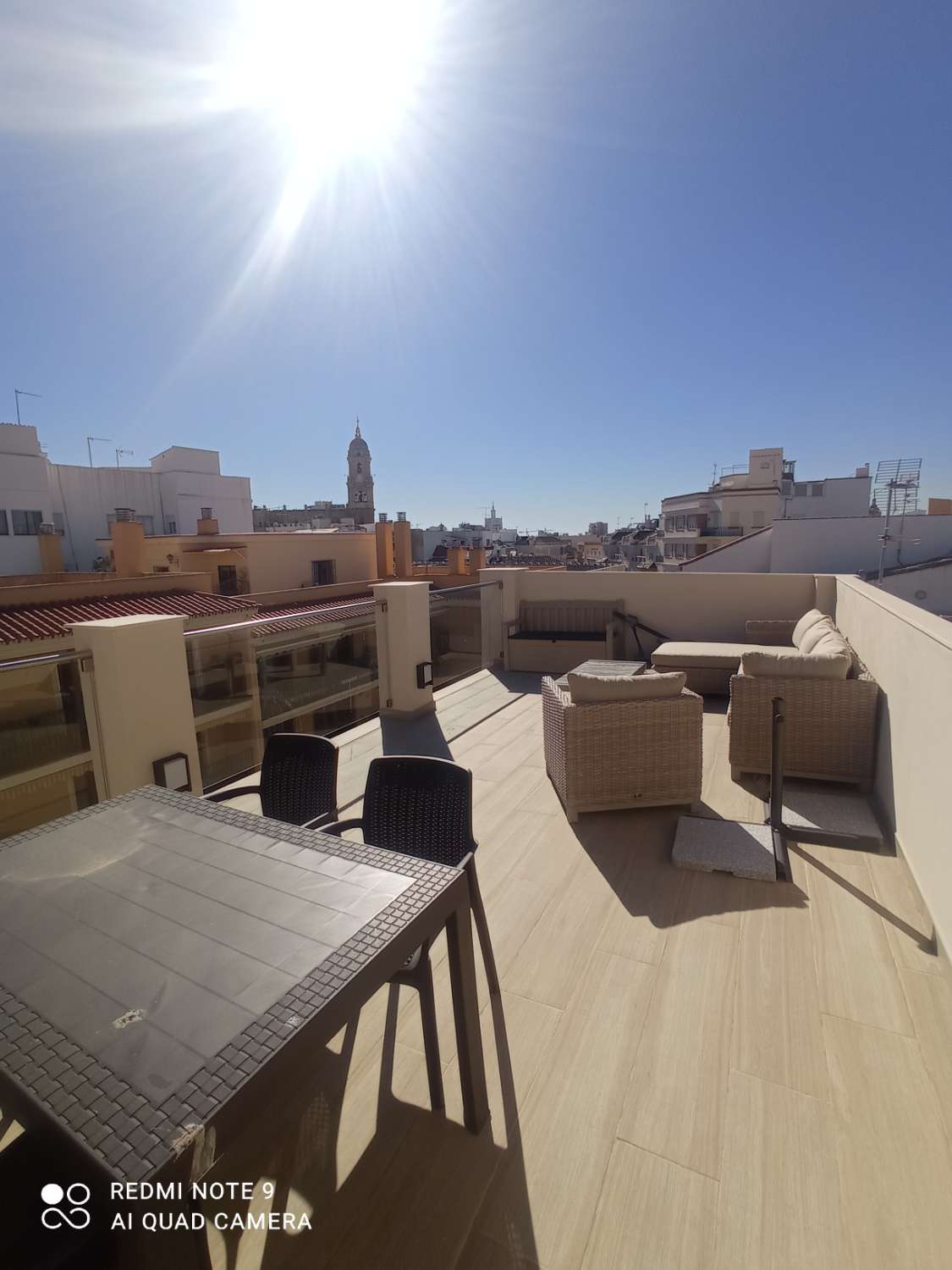 SPEKTAKULÄRES PENTHOUSE MIT GROSSER TERRASSE. BLICK AUF DIE KATHEDRALE UND GIBRALFARO