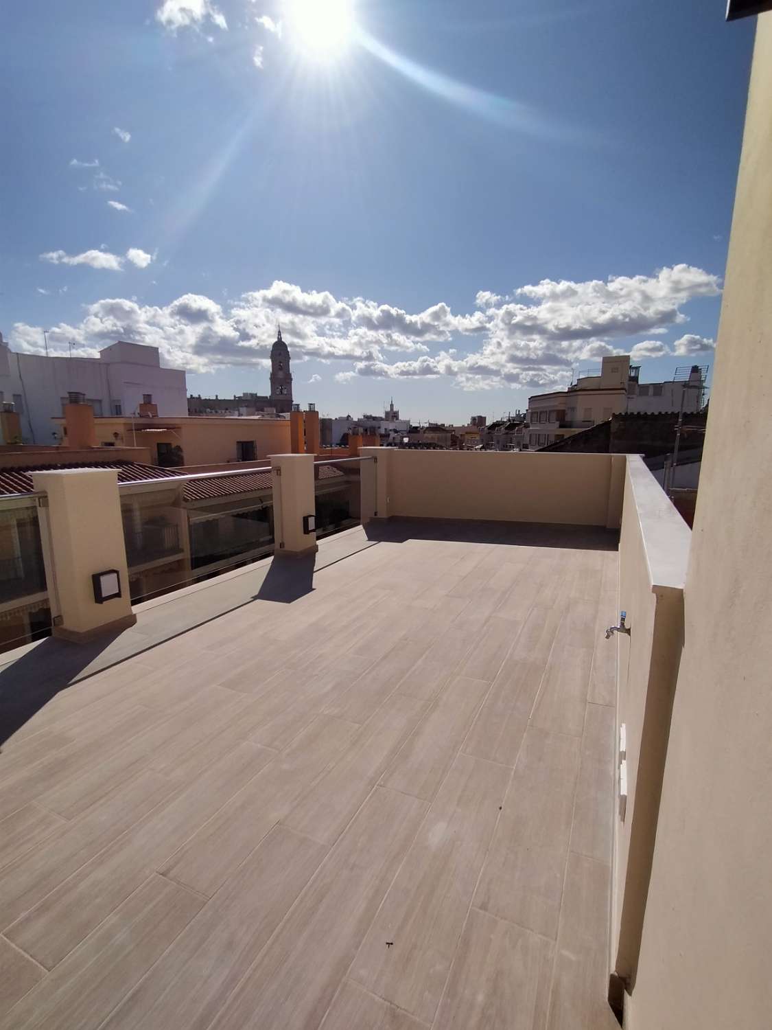 SPEKTAKULÄRES PENTHOUSE MIT GROSSER TERRASSE. BLICK AUF DIE KATHEDRALE UND GIBRALFARO