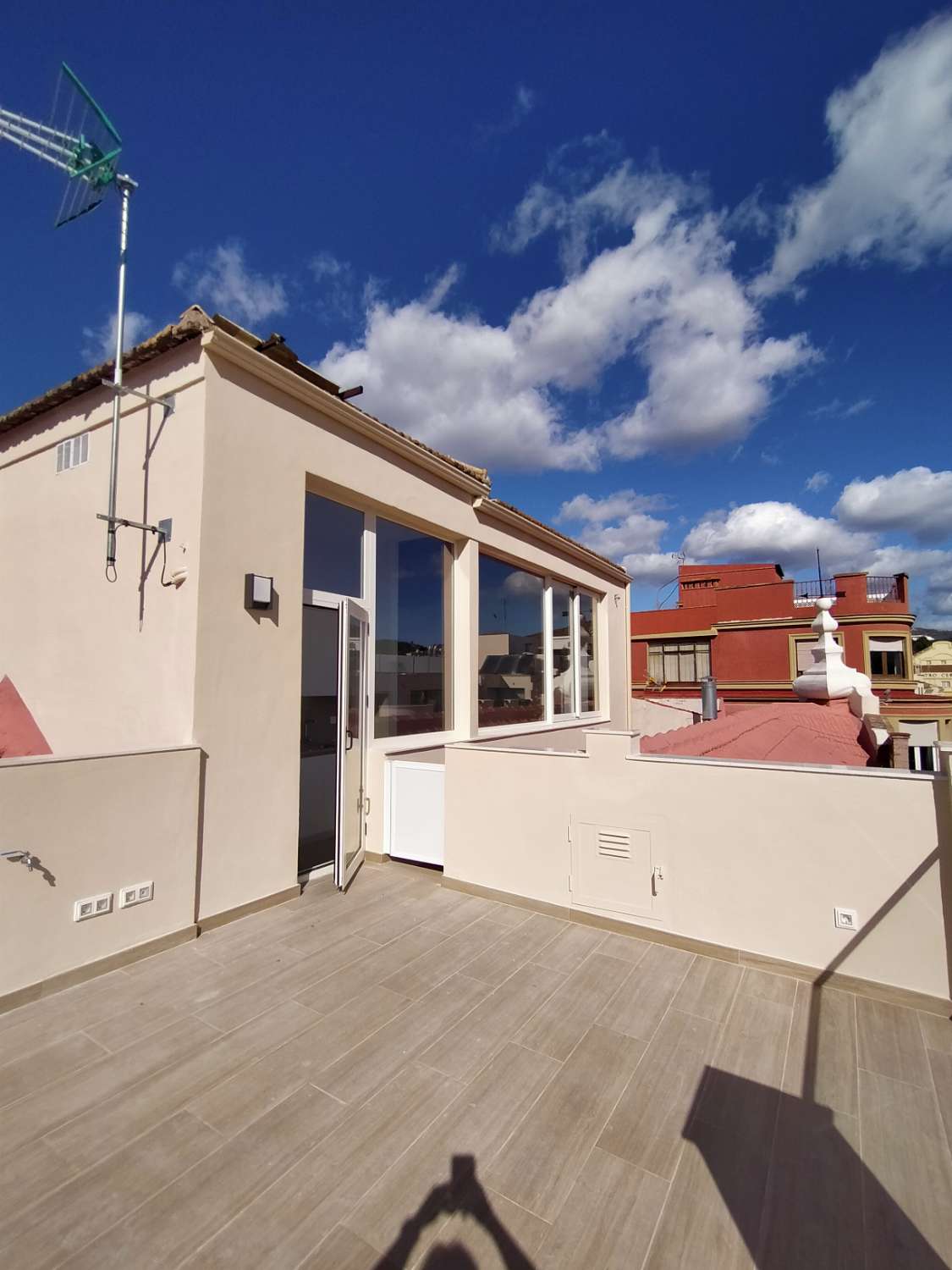 SPEKTAKULÄRES PENTHOUSE MIT GROSSER TERRASSE. BLICK AUF DIE KATHEDRALE UND GIBRALFARO