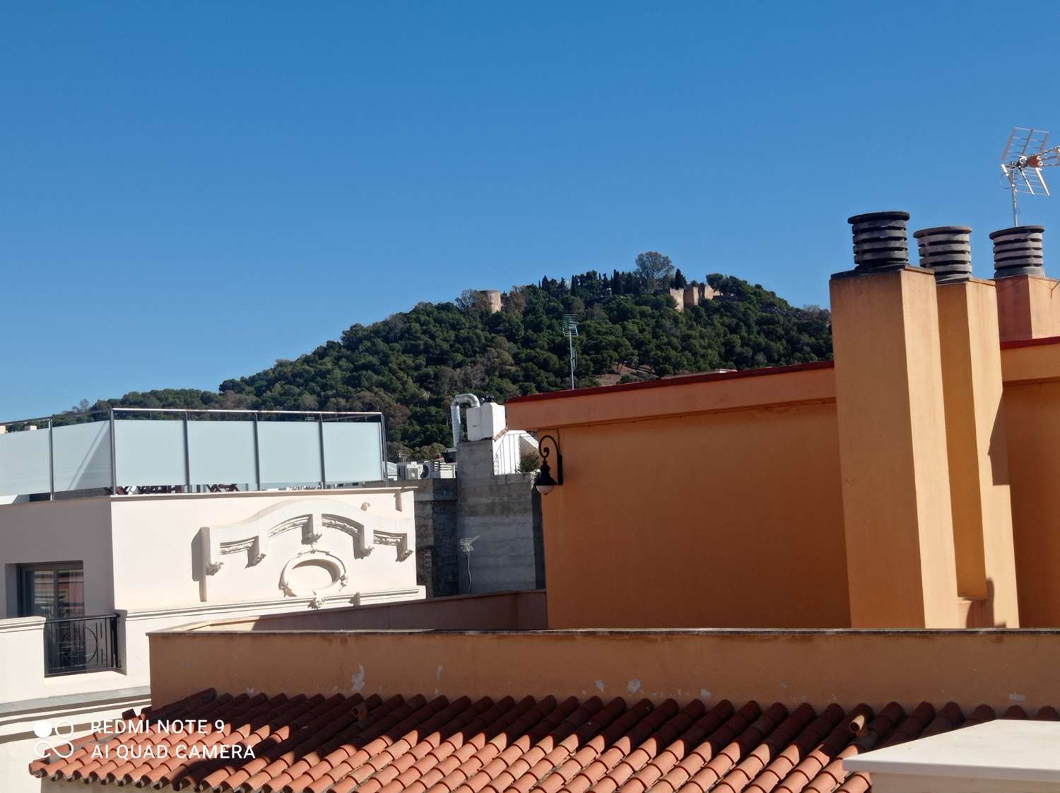 SPEKTAKULÄRES PENTHOUSE MIT GROSSER TERRASSE. BLICK AUF DIE KATHEDRALE UND GIBRALFARO