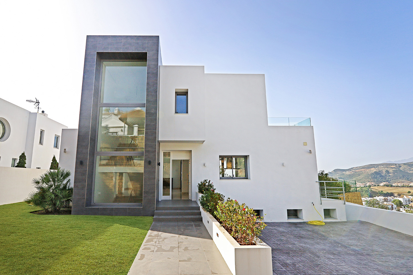 SOLD! QUALITY CONTEMPORARY VILLA WITH 5 BEDROOMS