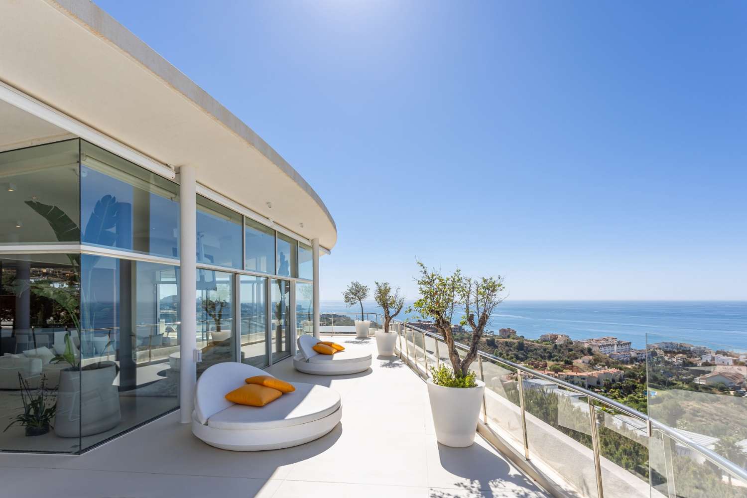 PENTHOUSE DESIGN SPECTACULAIRE AVEC VUE SUR LA MER AVANT