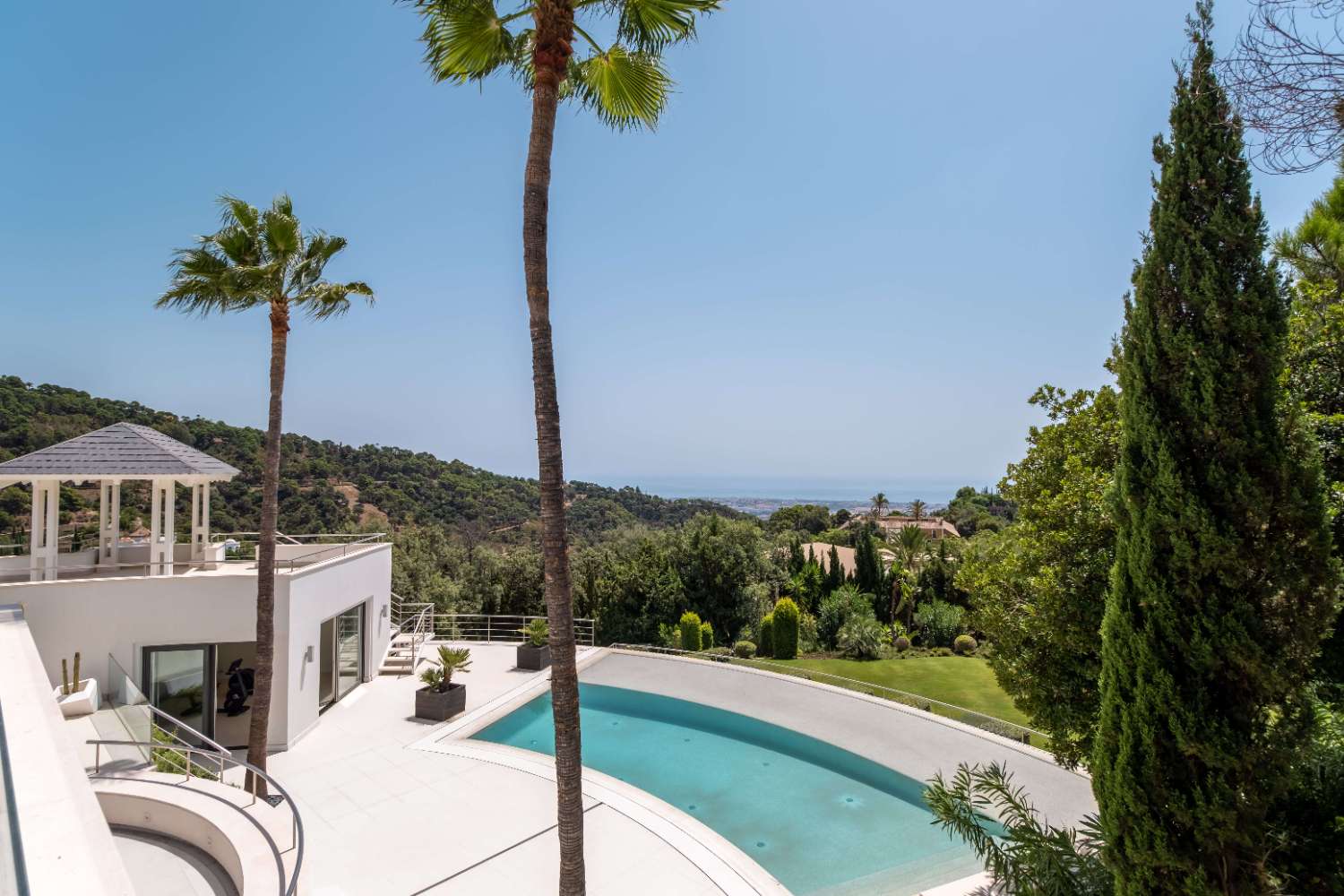 VILLA BENAHAVIS- MARBELL. DE ZAGALETA. HERVORMD VAN EERSTE KWALITEIT