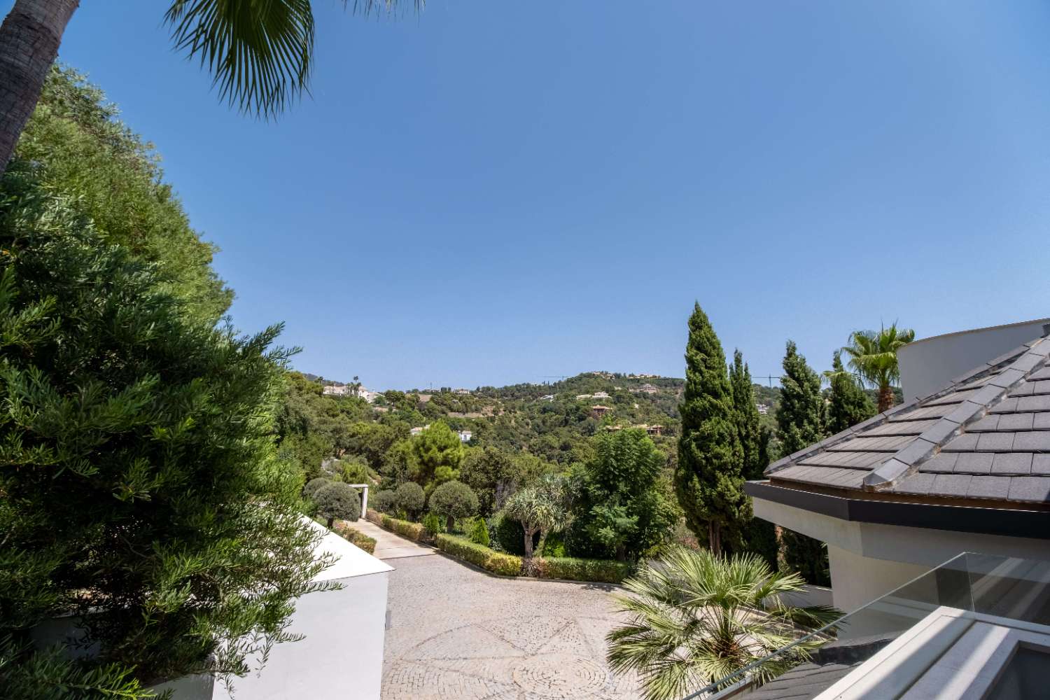 VILLA BENAHAVIS- MARBELL. DE ZAGALETA. HERVORMD VAN EERSTE KWALITEIT