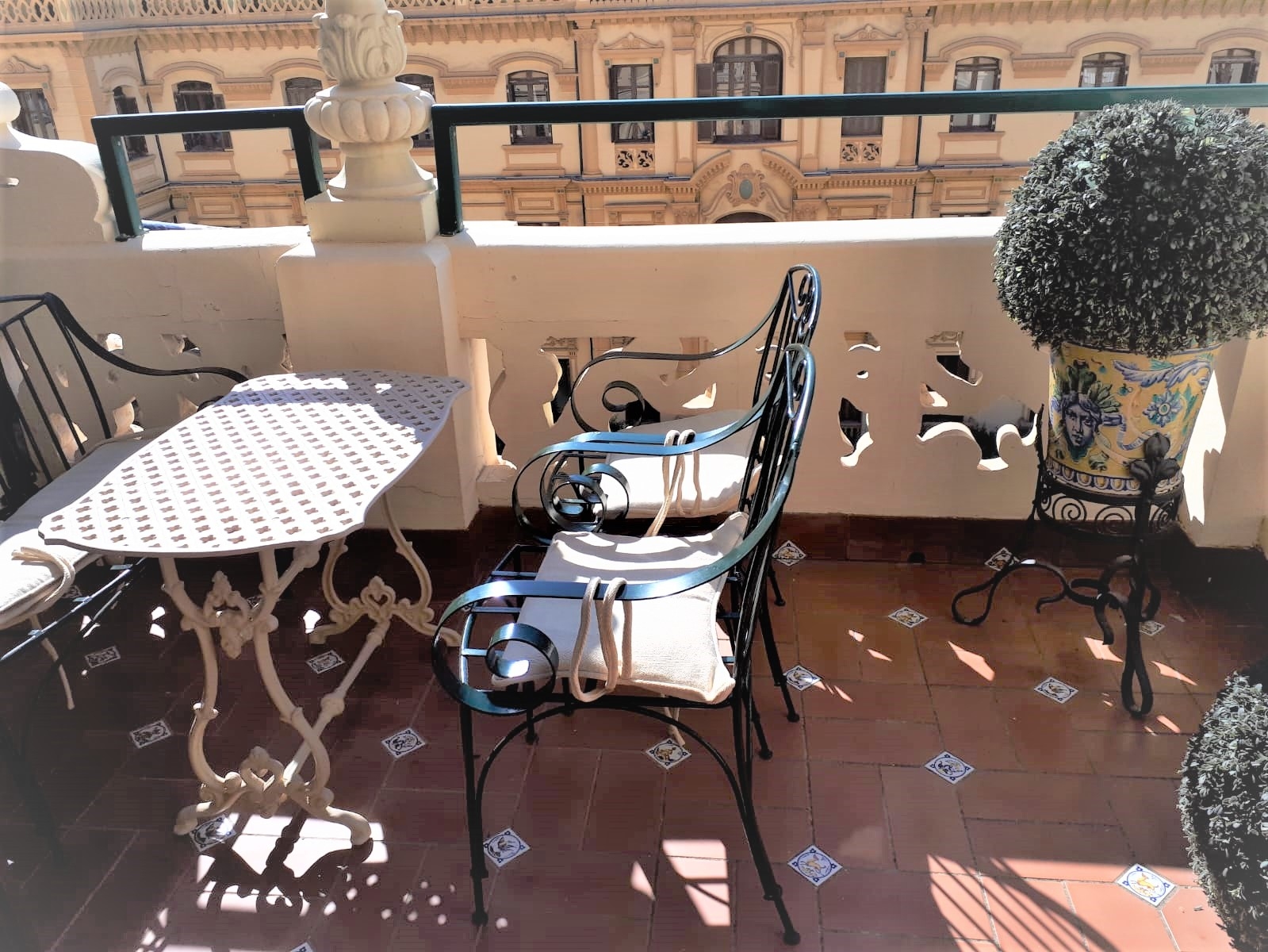 STATELY APARTMENT WITH TERRACE LOCATED IN LA MALAGUETA. GARAGE INCLUDED IN PRICE