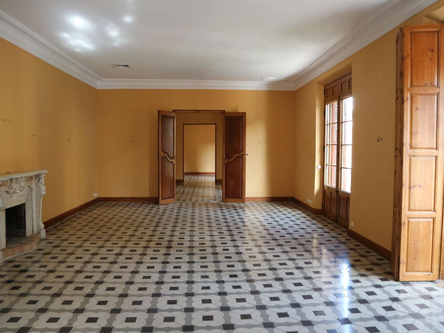 !!EXCLUSIVE APARTMENT LOCATED IN A 17TH CENTURY PALACE