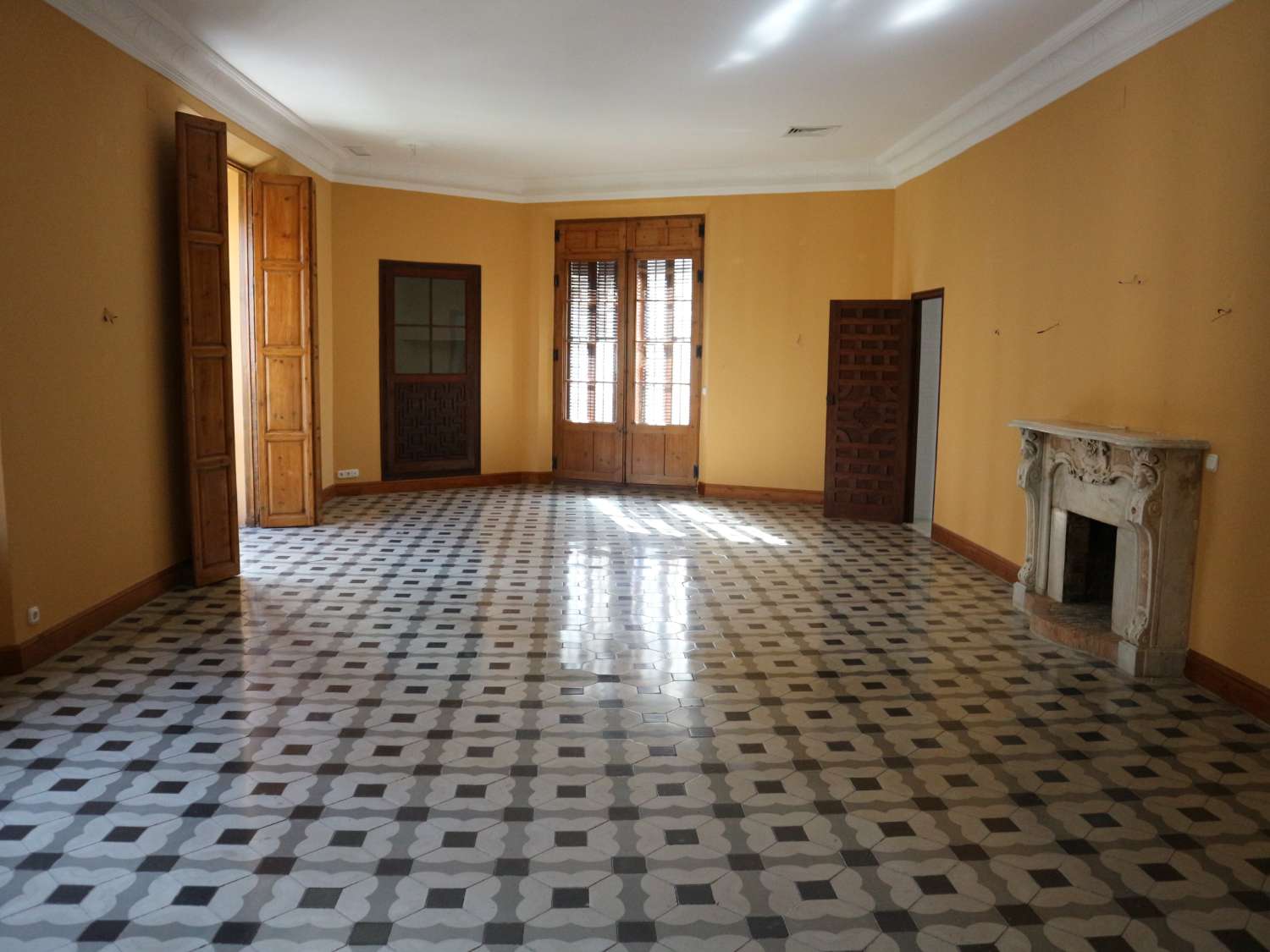 !!EXCLUSIVE APARTMENT LOCATED IN A 17TH CENTURY PALACE