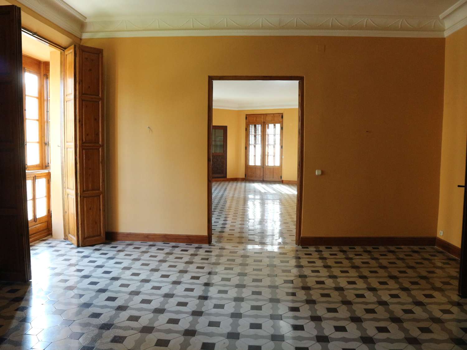 !!EXCLUSIVE APARTMENT LOCATED IN A 17TH CENTURY PALACE