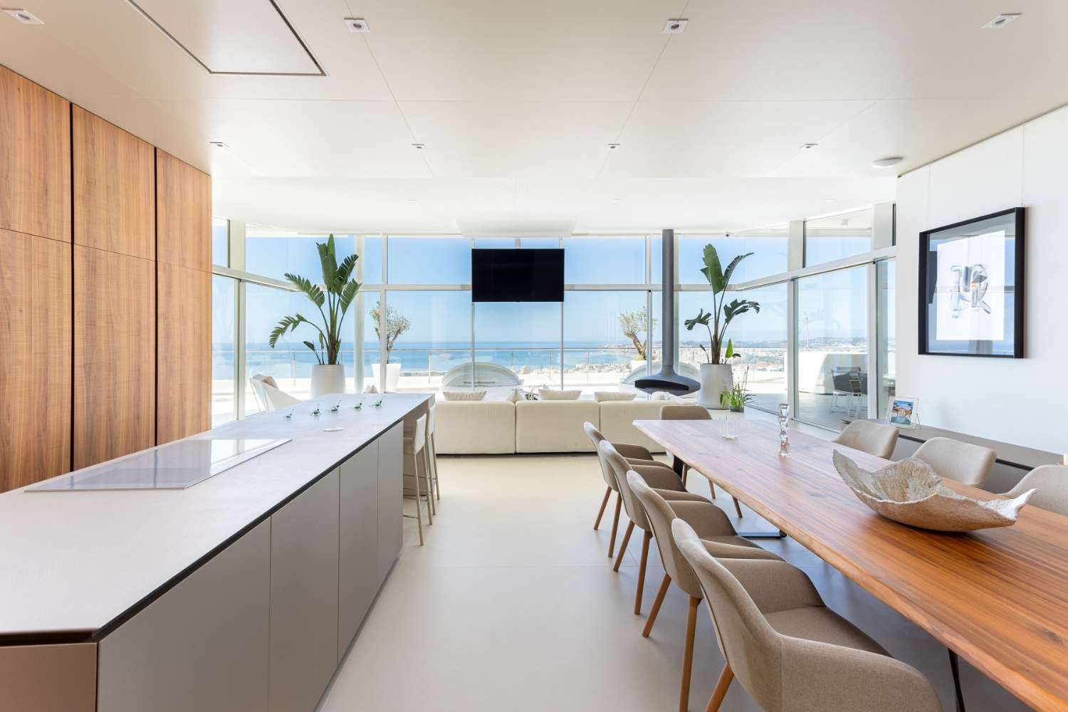 SPECTACULAR DESIGN PENTHOUSE WITH FRONT SEA VIEWS