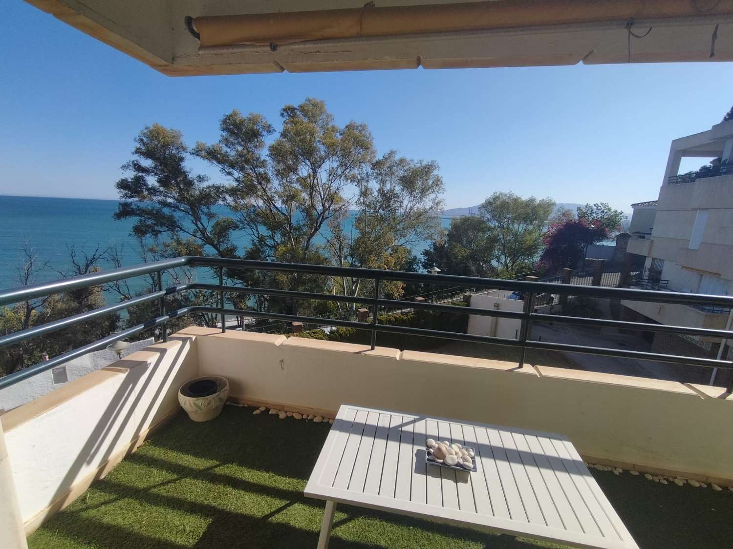 PRACHTIG APPARTEMENT MET PANORAMISCH UITZICHT OP ZEE