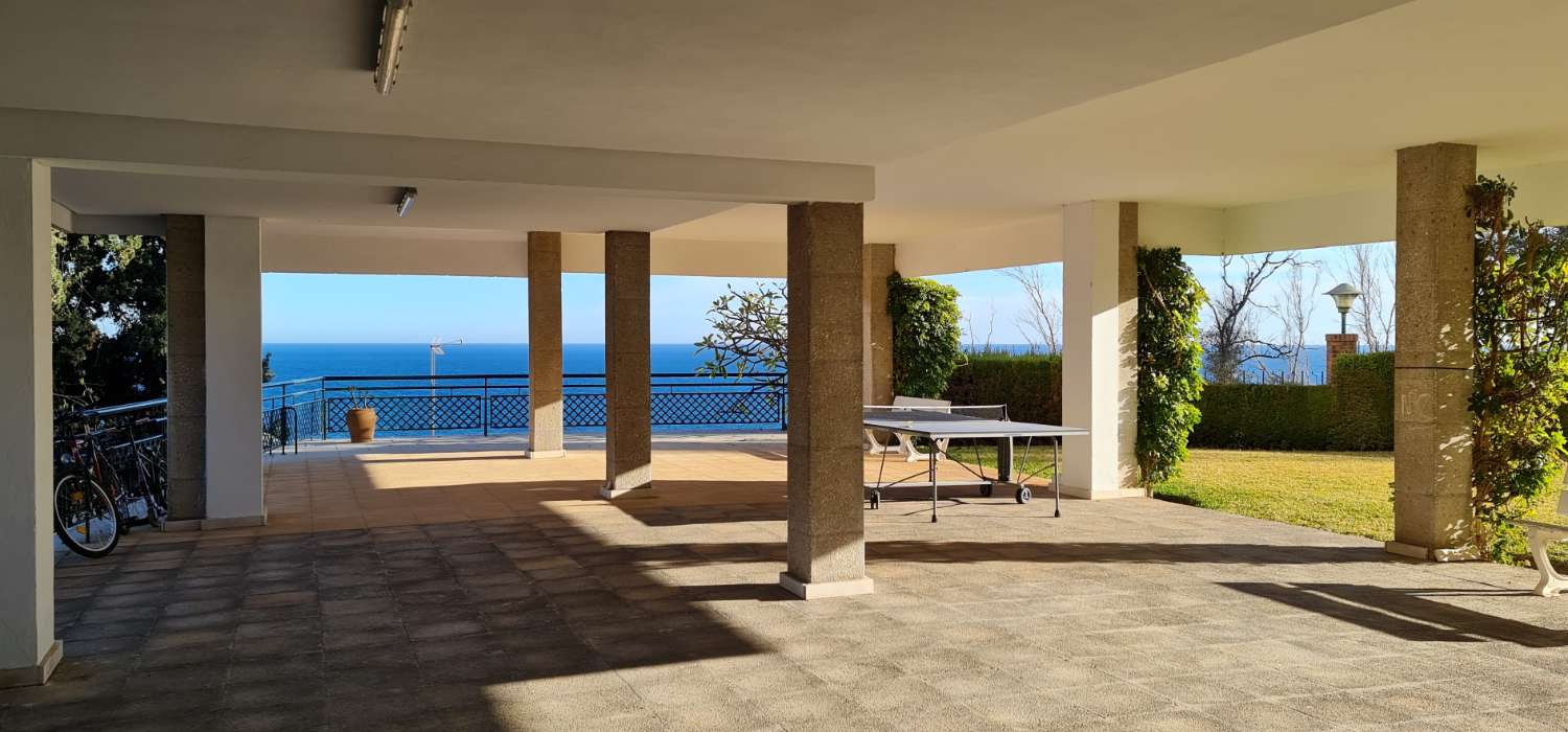 MAGNIFIQUE APPARTEMENT AVEC VUE PANORAMIQUE SUR MER