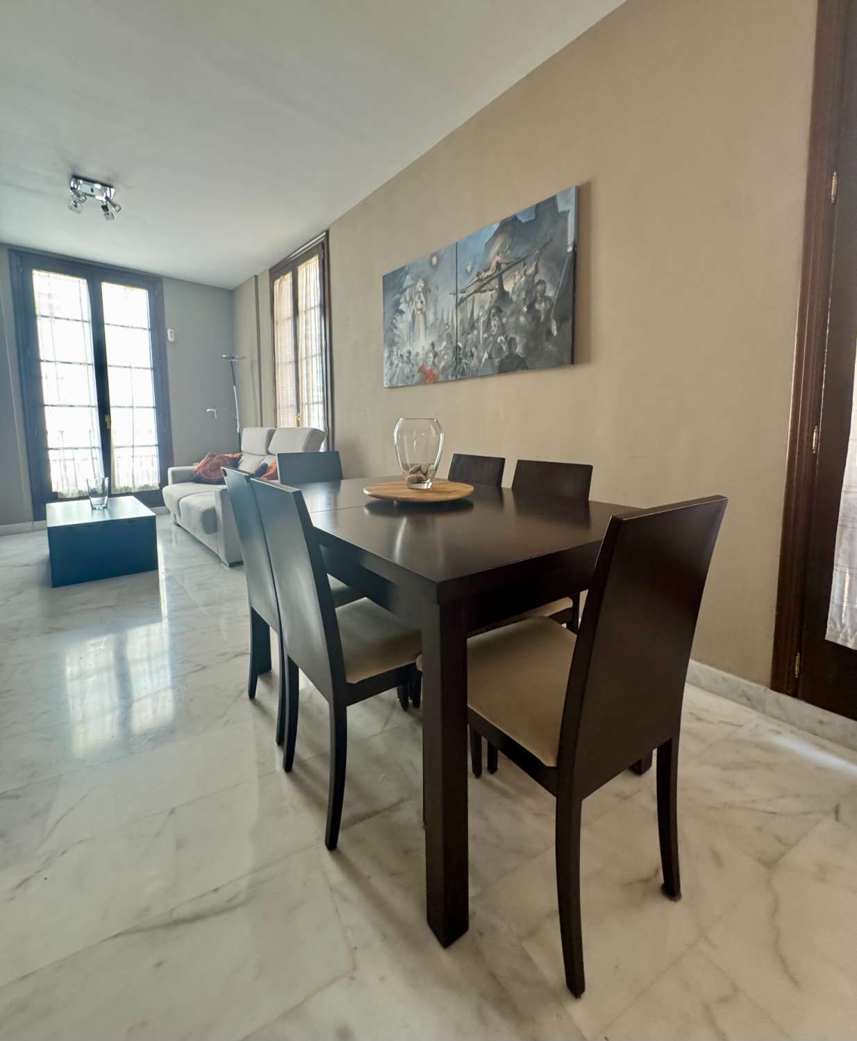 APPARTEMENT À LOUER À LONG TERME DANS UN IMMEUBLE HISTORIQUE