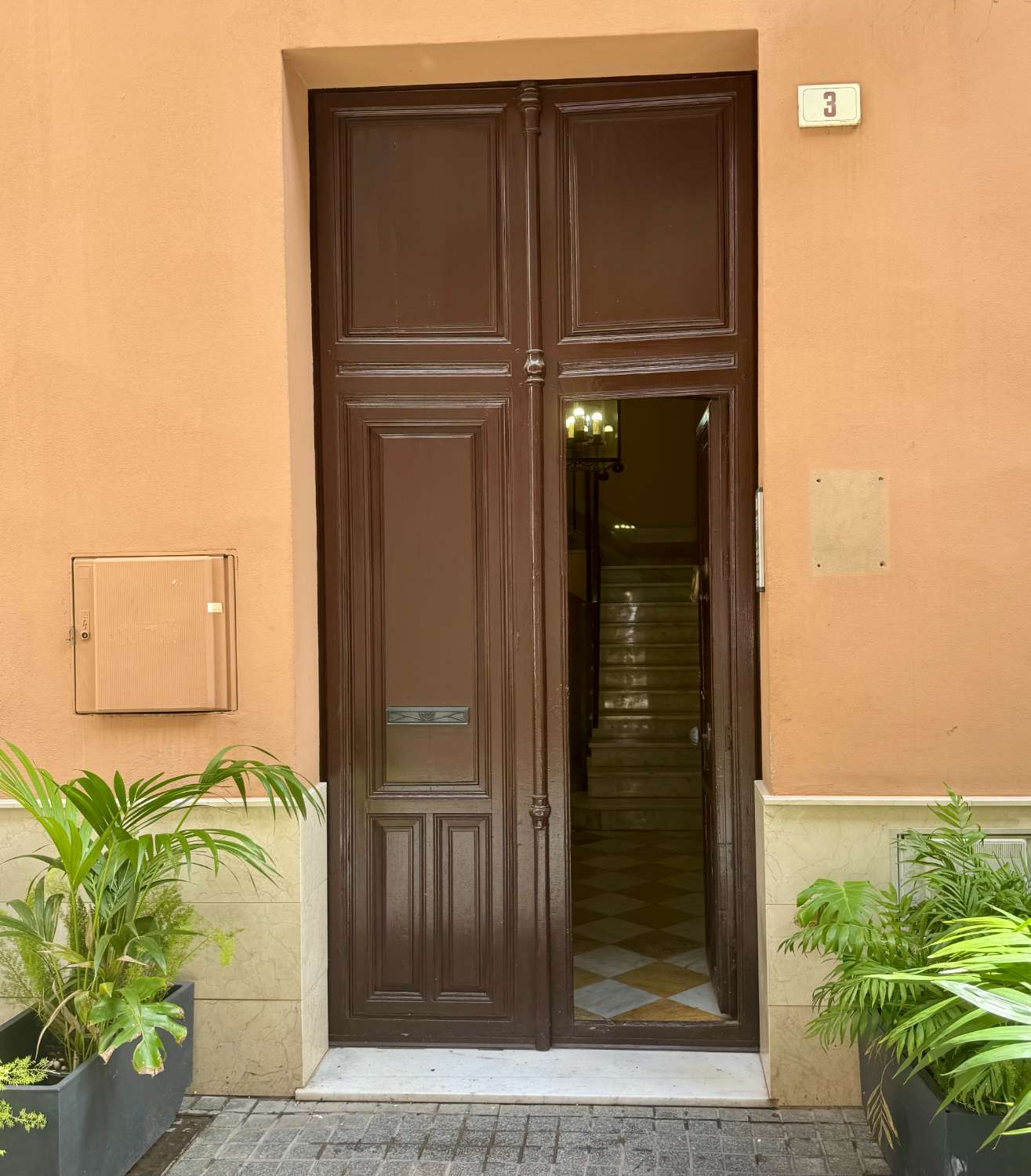 APPARTEMENT À LOUER À LONG TERME DANS UN IMMEUBLE HISTORIQUE