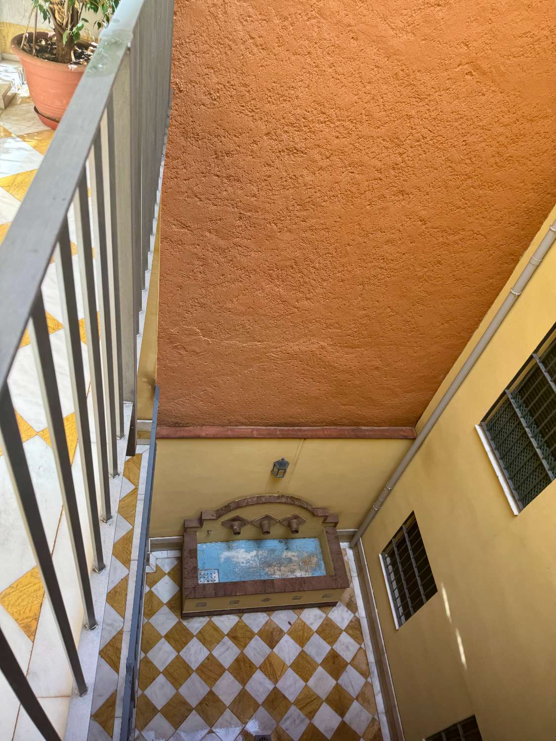 APPARTEMENT À LOUER À LONG TERME DANS UN IMMEUBLE HISTORIQUE
