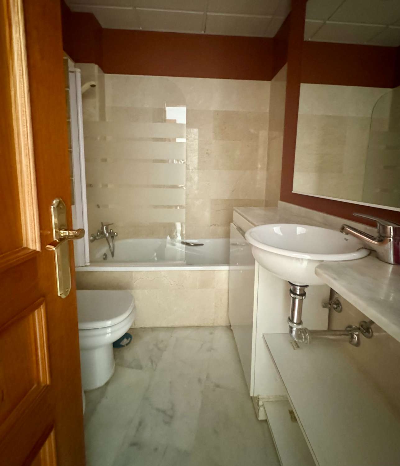 APPARTEMENT À LOUER À LONG TERME DANS UN IMMEUBLE HISTORIQUE