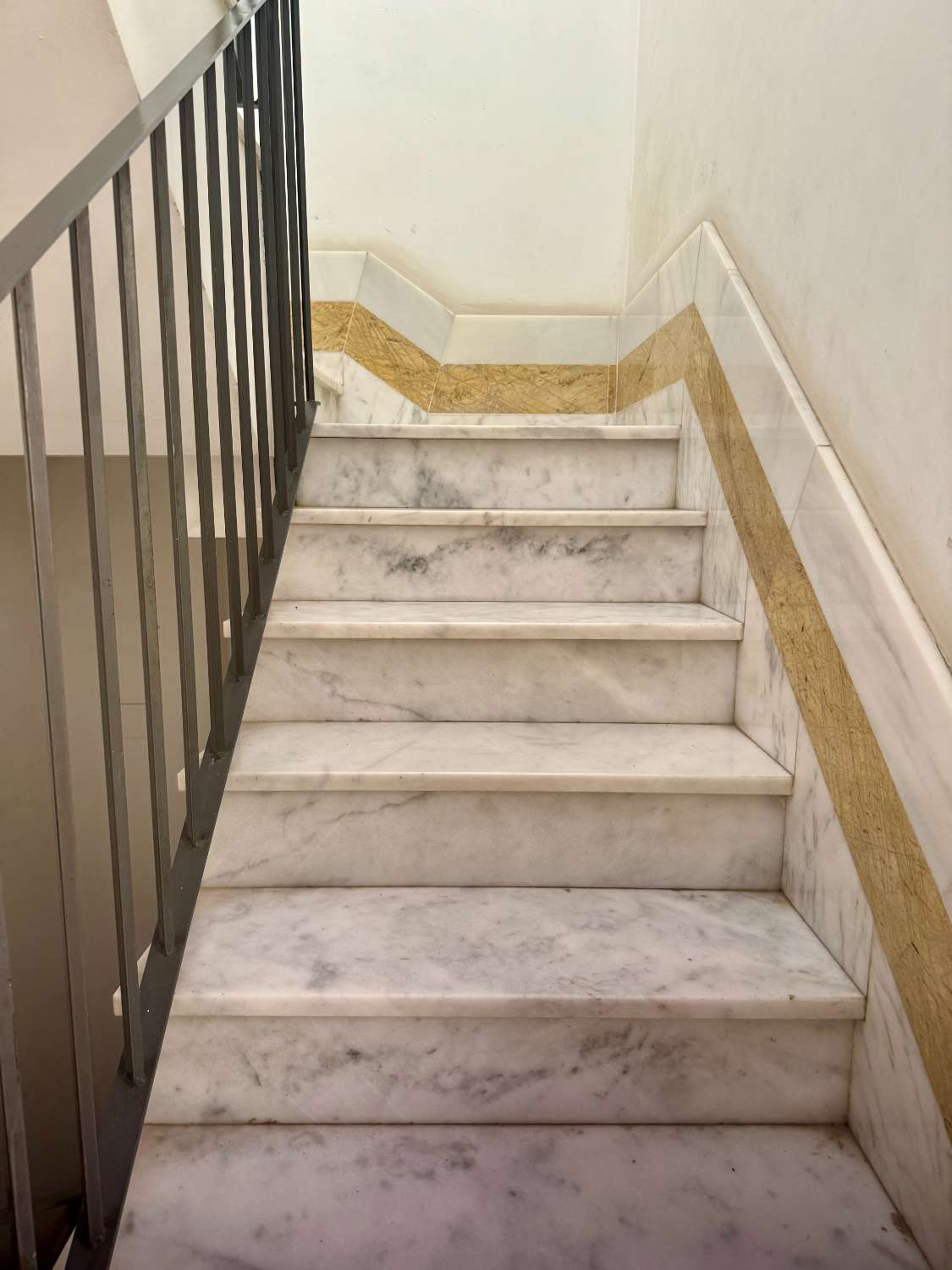 APPARTEMENT À LOUER À LONG TERME DANS UN IMMEUBLE HISTORIQUE