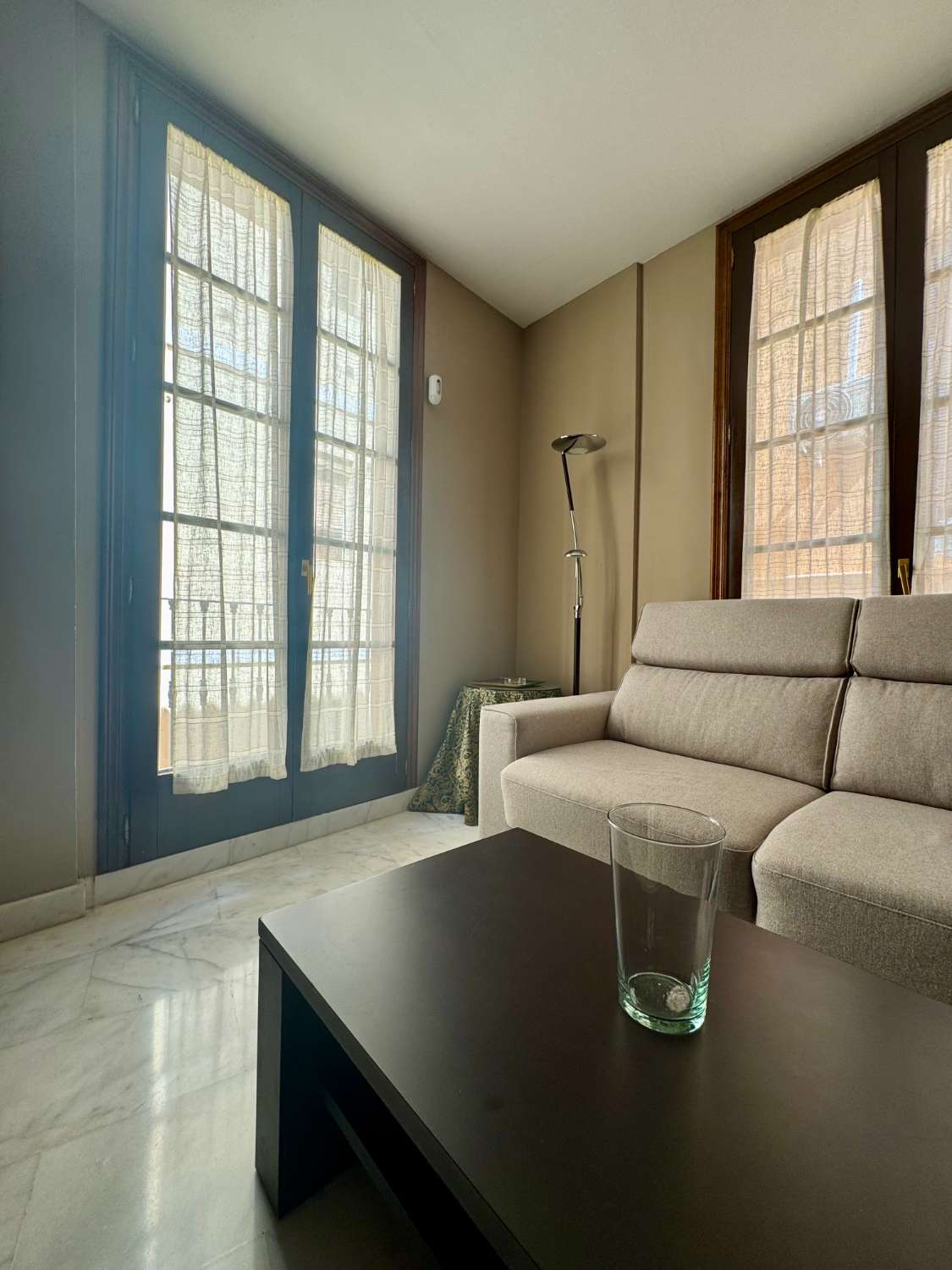 APPARTEMENT À LOUER À LONG TERME DANS UN IMMEUBLE HISTORIQUE