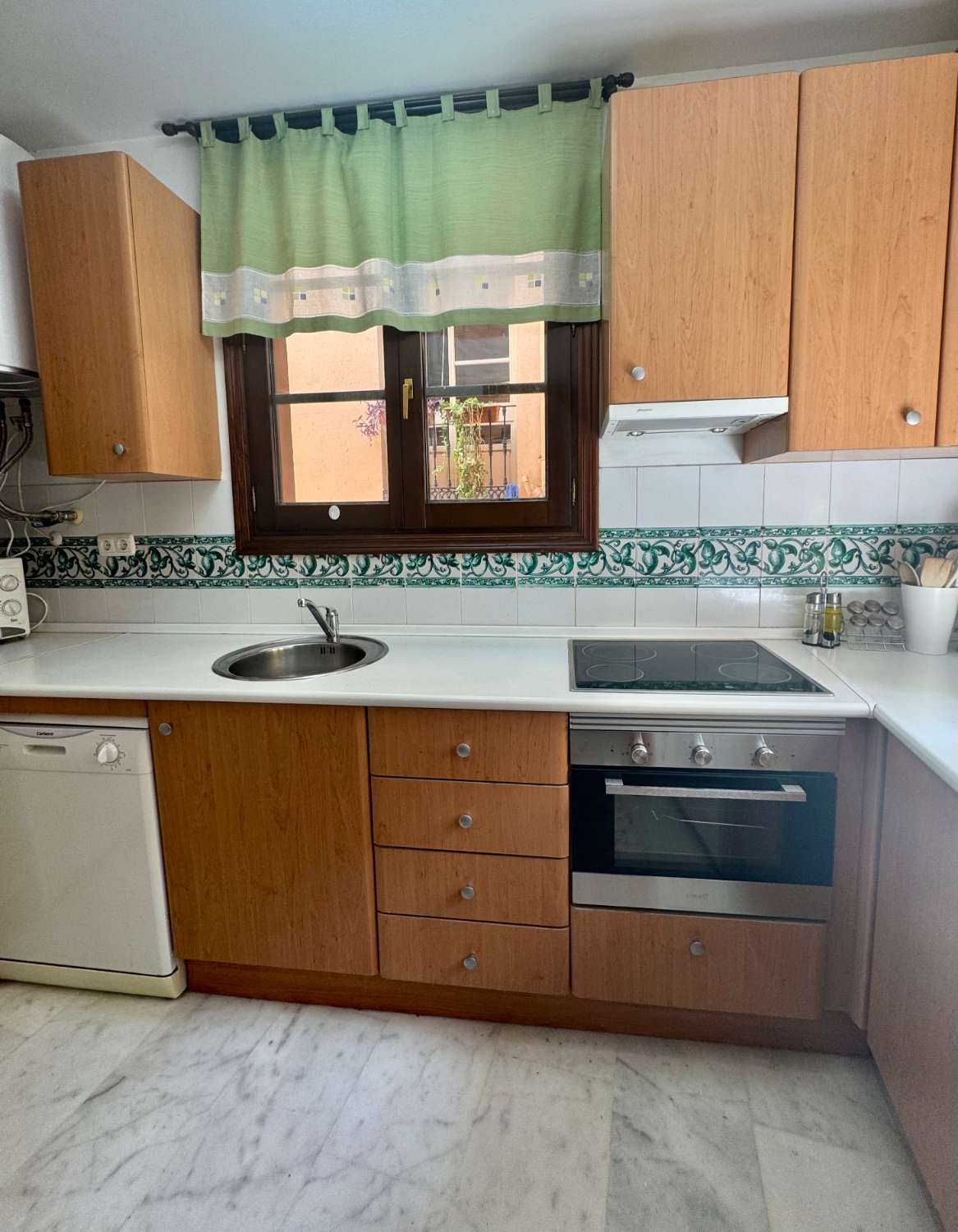 APPARTEMENT À LOUER À LONG TERME DANS UN IMMEUBLE HISTORIQUE