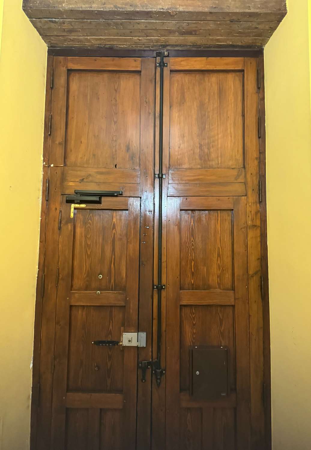 APPARTEMENT À LOUER À LONG TERME DANS UN IMMEUBLE HISTORIQUE