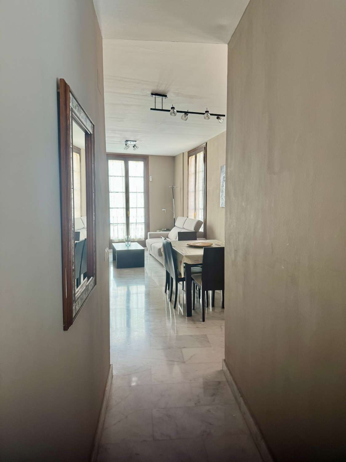 APPARTEMENT À LOUER À LONG TERME DANS UN IMMEUBLE HISTORIQUE
