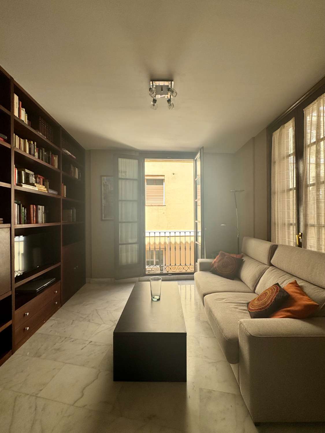 APPARTEMENT À LOUER À LONG TERME DANS UN IMMEUBLE HISTORIQUE