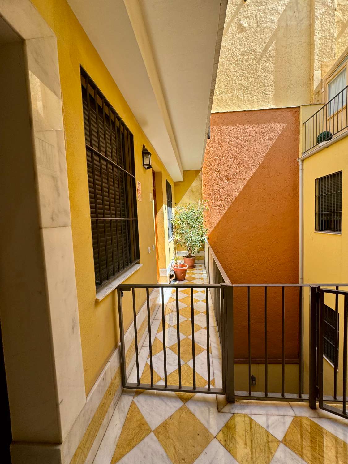 APPARTEMENT À LOUER À LONG TERME DANS UN IMMEUBLE HISTORIQUE