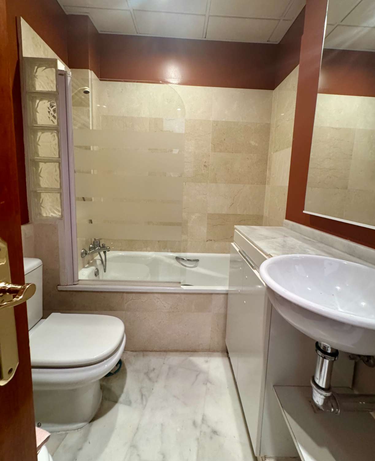 APPARTEMENT À LOUER À LONG TERME DANS UN IMMEUBLE HISTORIQUE