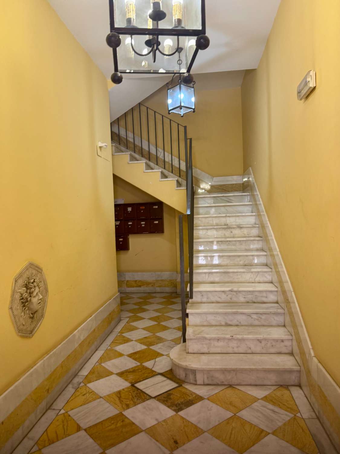 APPARTEMENT À LOUER À LONG TERME DANS UN IMMEUBLE HISTORIQUE