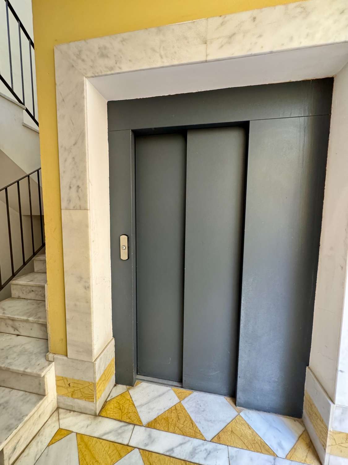 APPARTEMENT À LOUER À LONG TERME DANS UN IMMEUBLE HISTORIQUE