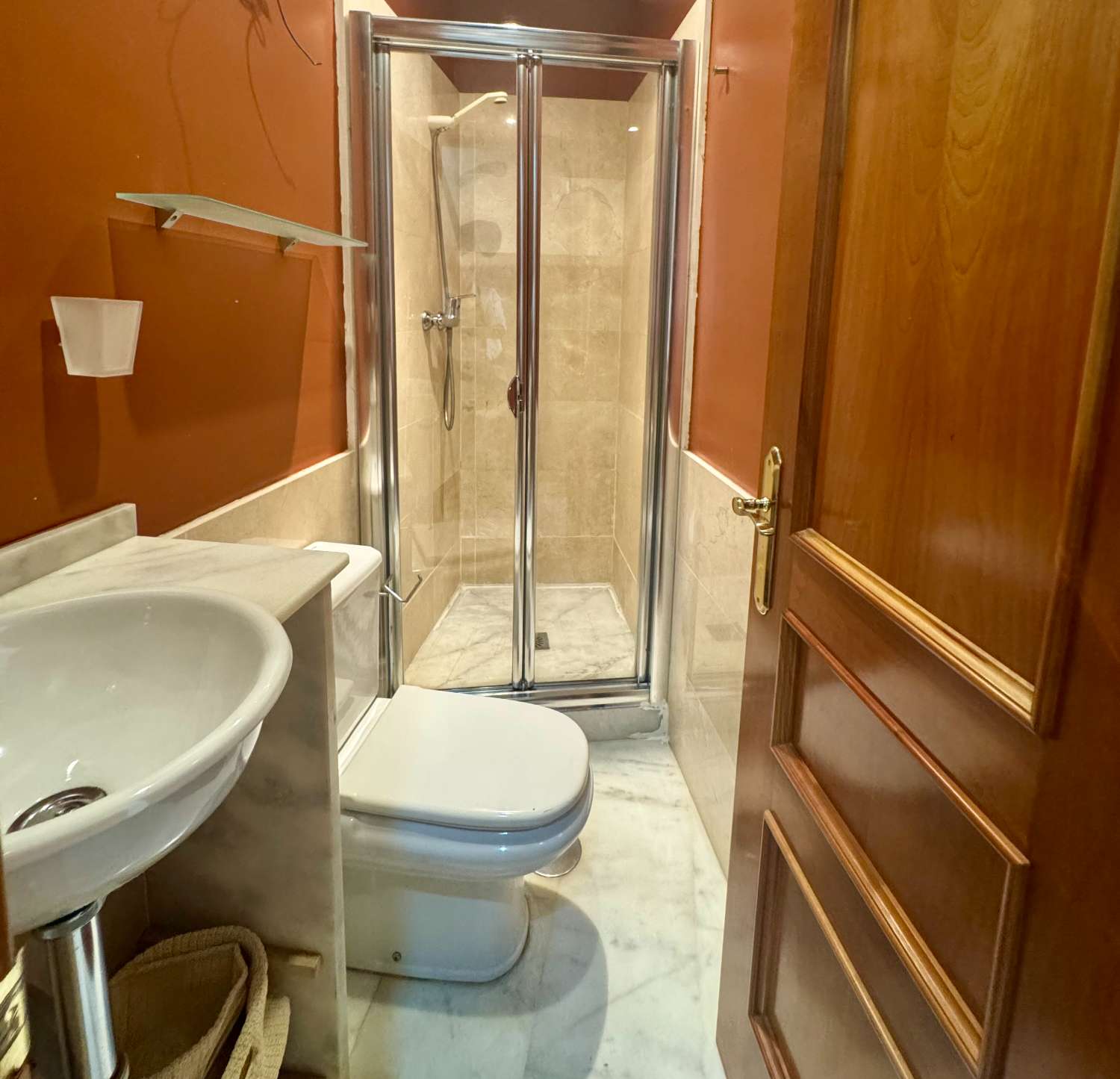 APPARTEMENT À LOUER À LONG TERME DANS UN IMMEUBLE HISTORIQUE