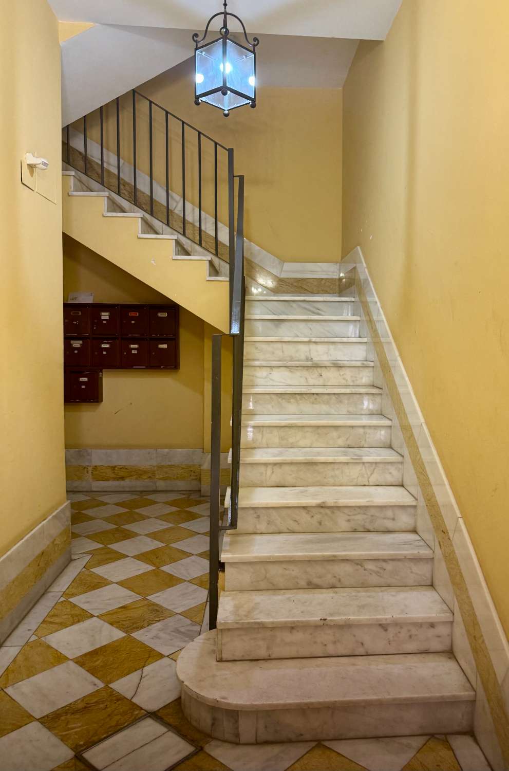 APPARTEMENT À LOUER À LONG TERME DANS UN IMMEUBLE HISTORIQUE