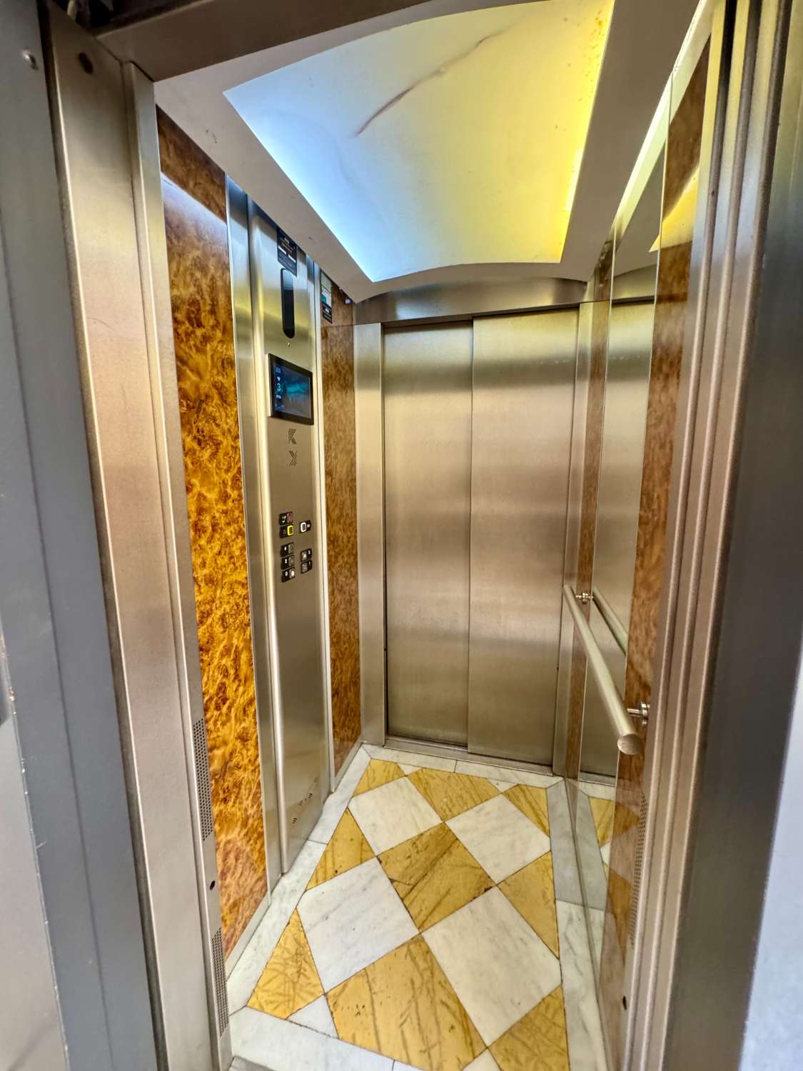 APPARTEMENT À LOUER À LONG TERME DANS UN IMMEUBLE HISTORIQUE