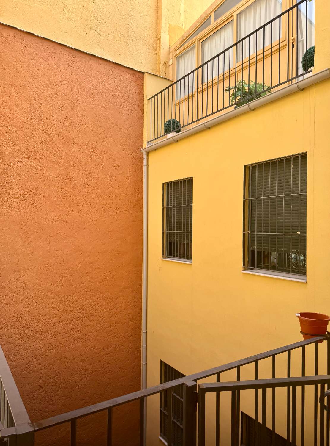 APPARTEMENT À LOUER À LONG TERME DANS UN IMMEUBLE HISTORIQUE