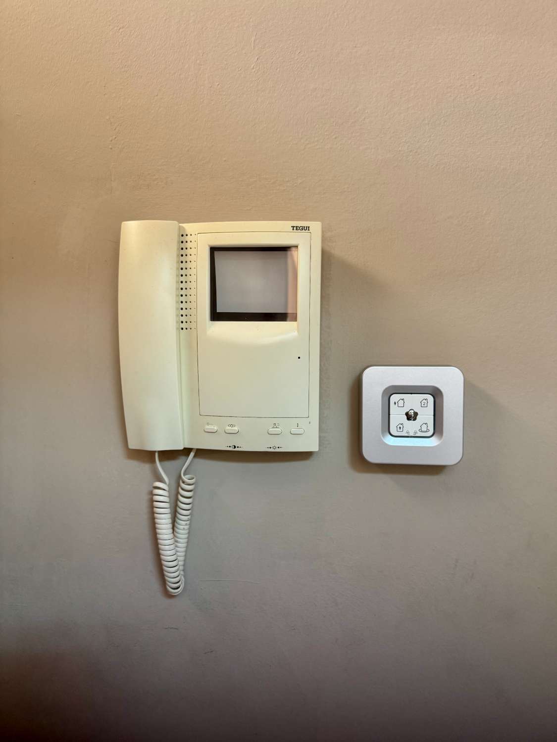 APPARTEMENT À LOUER À LONG TERME DANS UN IMMEUBLE HISTORIQUE