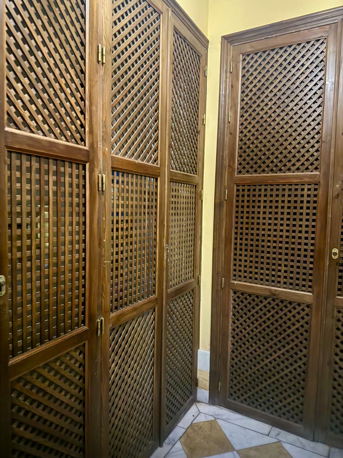 APPARTEMENT À LOUER À LONG TERME DANS UN IMMEUBLE HISTORIQUE