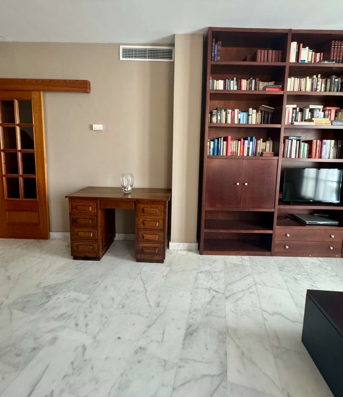 APPARTEMENT À LOUER À LONG TERME DANS UN IMMEUBLE HISTORIQUE
