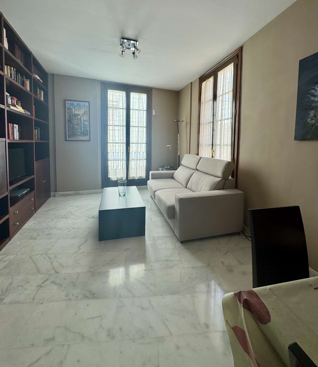 APPARTEMENT À LOUER À LONG TERME DANS UN IMMEUBLE HISTORIQUE