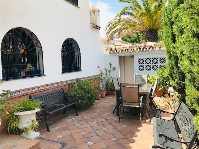 LUJOSA VILLA EN EL CANDADO FRENTE AL MAR
