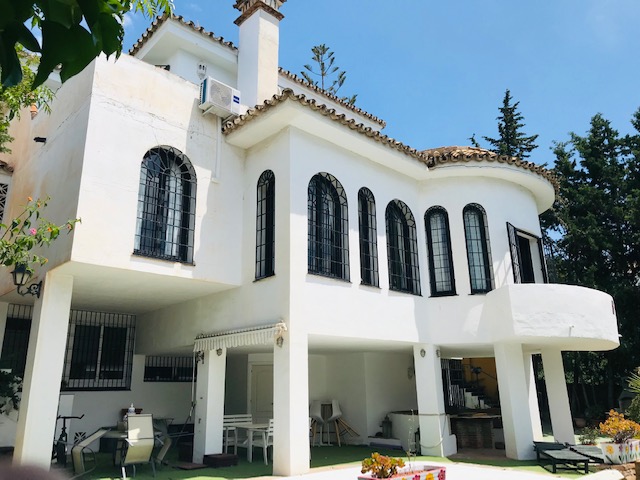 LUJOSA VILLA EN EL CANDADO FRENTE AL MAR