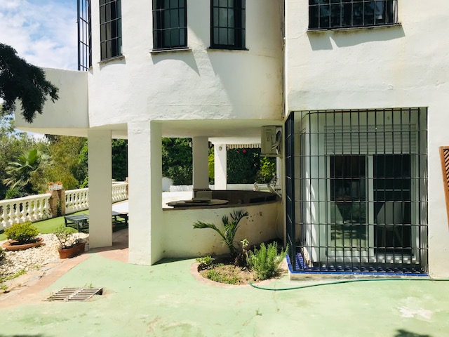 LUJOSA VILLA EN EL CANDADO FRENTE AL MAR
