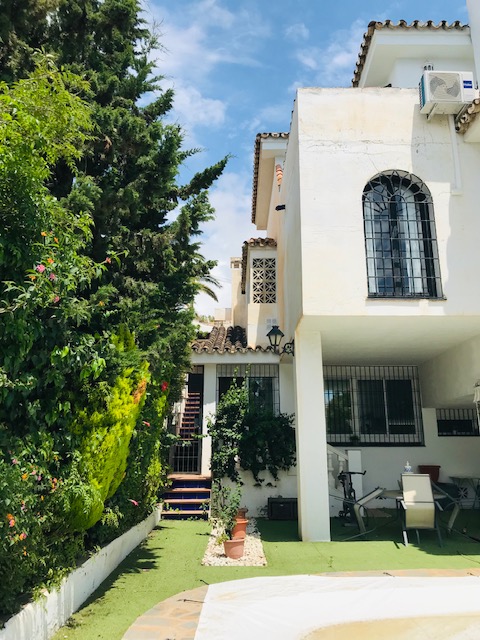 LUJOSA VILLA EN EL CANDADO FRENTE AL MAR