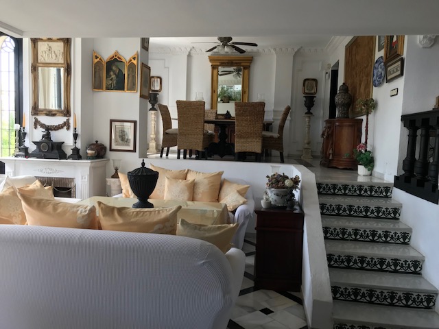 LUJOSA VILLA EN EL CANDADO FRENTE AL MAR