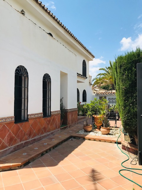 LUJOSA VILLA EN EL CANDADO FRENTE AL MAR