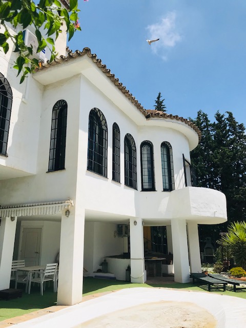 LUJOSA VILLA EN EL CANDADO FRENTE AL MAR