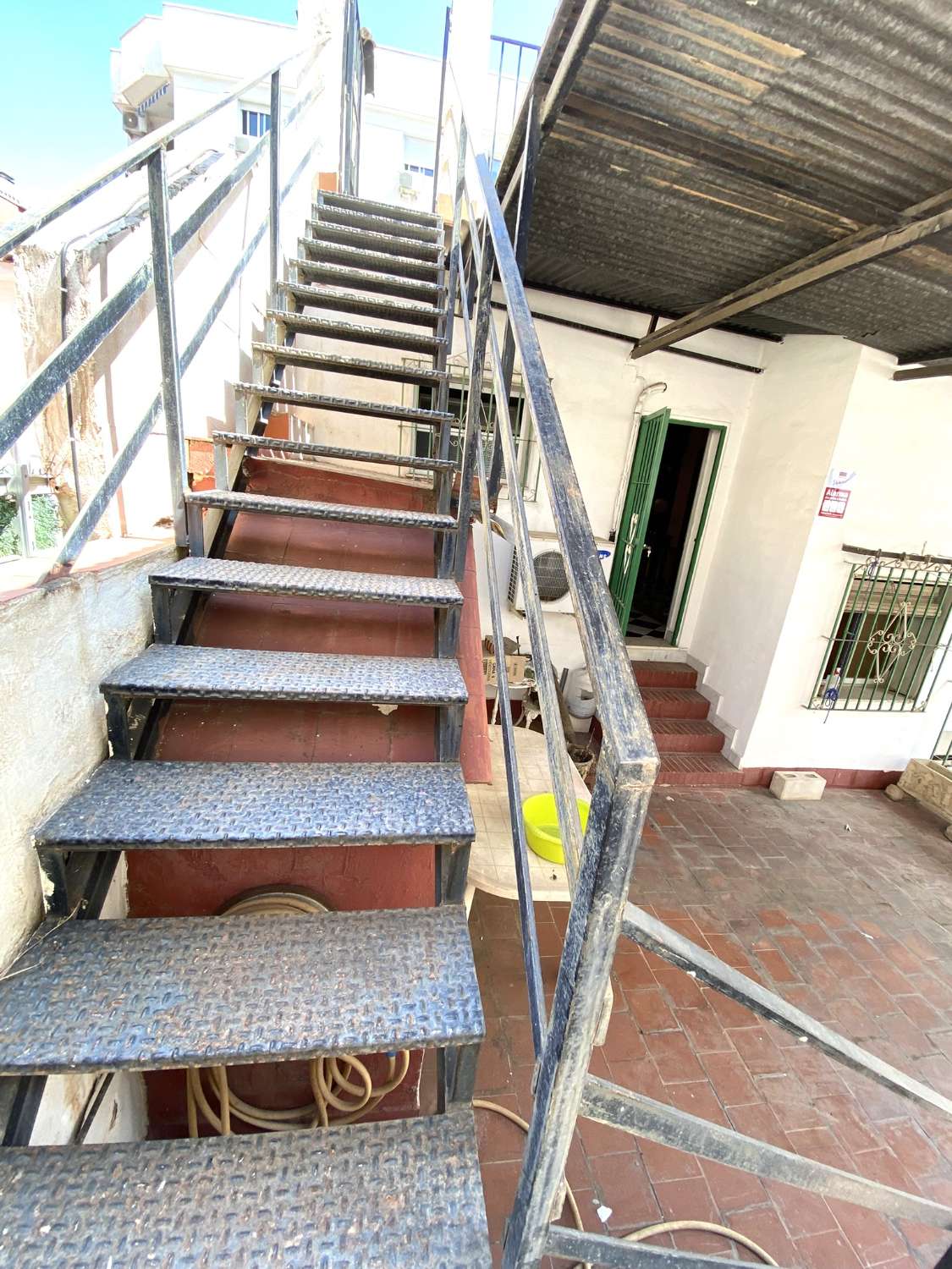 HUS MED TRE SOVRUM BARA NÅGRA MINUTER FRÅN DEN HISTORISKA STADSKÄRNAN I MALAGA