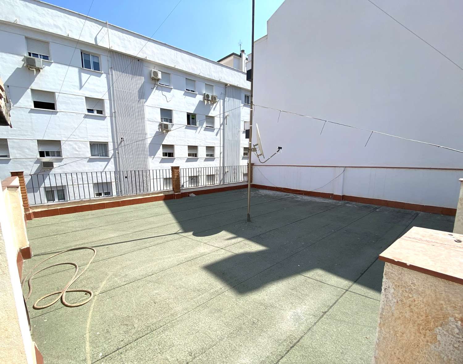 HUS MED TRE SOVRUM BARA NÅGRA MINUTER FRÅN DEN HISTORISKA STADSKÄRNAN I MALAGA