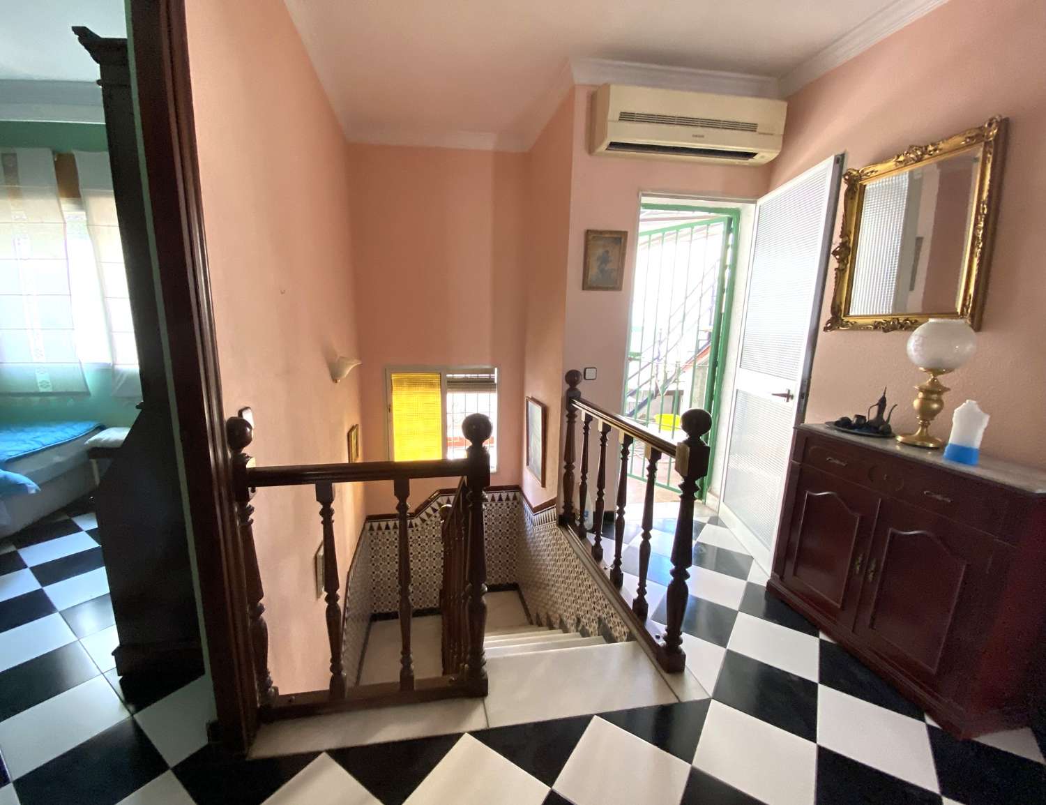 HUS MED TRE SOVRUM BARA NÅGRA MINUTER FRÅN DEN HISTORISKA STADSKÄRNAN I MALAGA