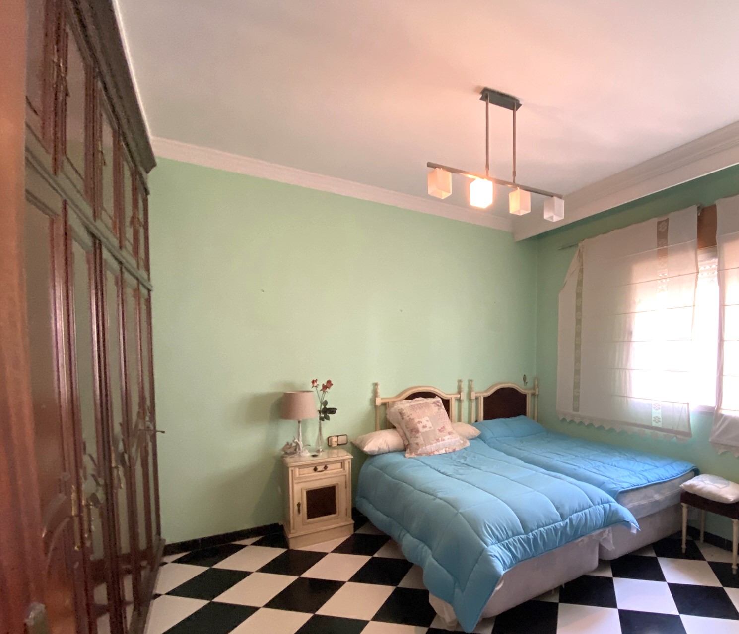 HUS MED TRE SOVRUM BARA NÅGRA MINUTER FRÅN DEN HISTORISKA STADSKÄRNAN I MALAGA