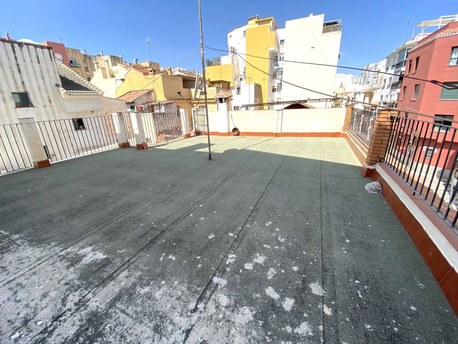 HUS MED TRE SOVRUM BARA NÅGRA MINUTER FRÅN DEN HISTORISKA STADSKÄRNAN I MALAGA