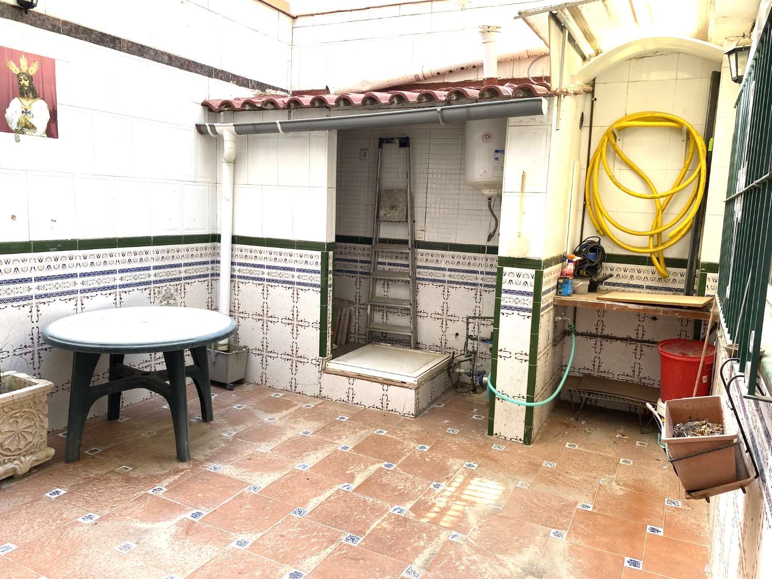 HUS MED TRE SOVRUM BARA NÅGRA MINUTER FRÅN DEN HISTORISKA STADSKÄRNAN I MALAGA